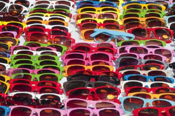 Prodotti contraffatti: evitare gli occhiali da sole