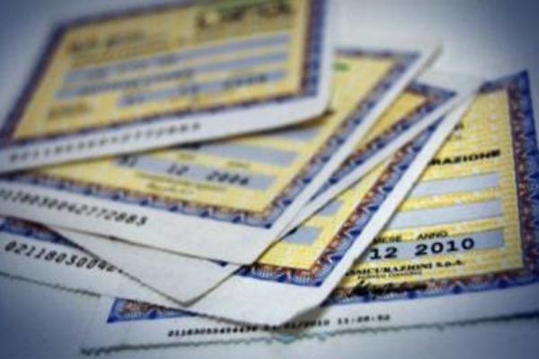 Assicurazioni gratis con l'acquisto di un'automobile: i consigli dell'IVASS