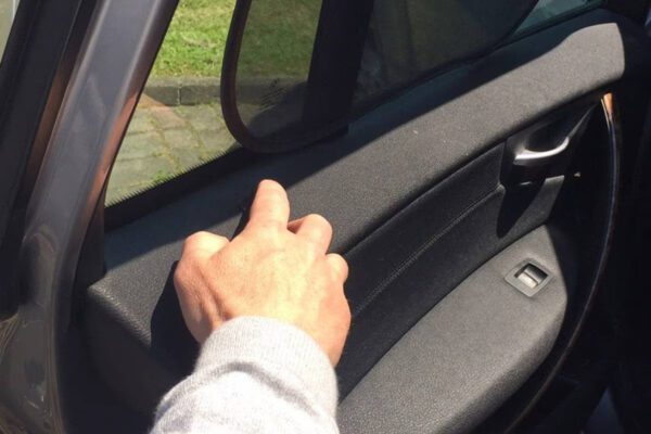 Truffa della “portiera aperta”: nuovi e vecchi metodi a danno degli automobilisti